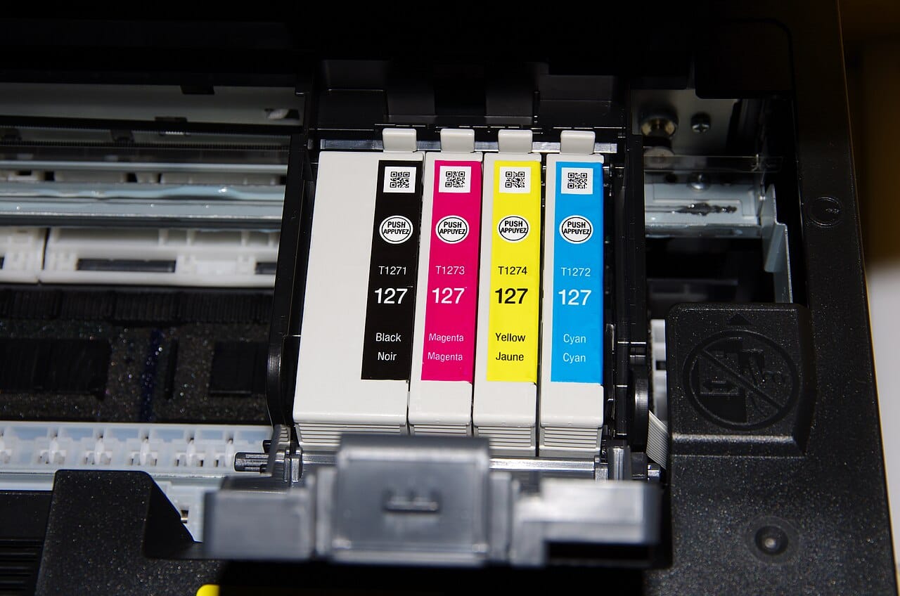 Cartuchos de tinta Epson instalados numa impressora