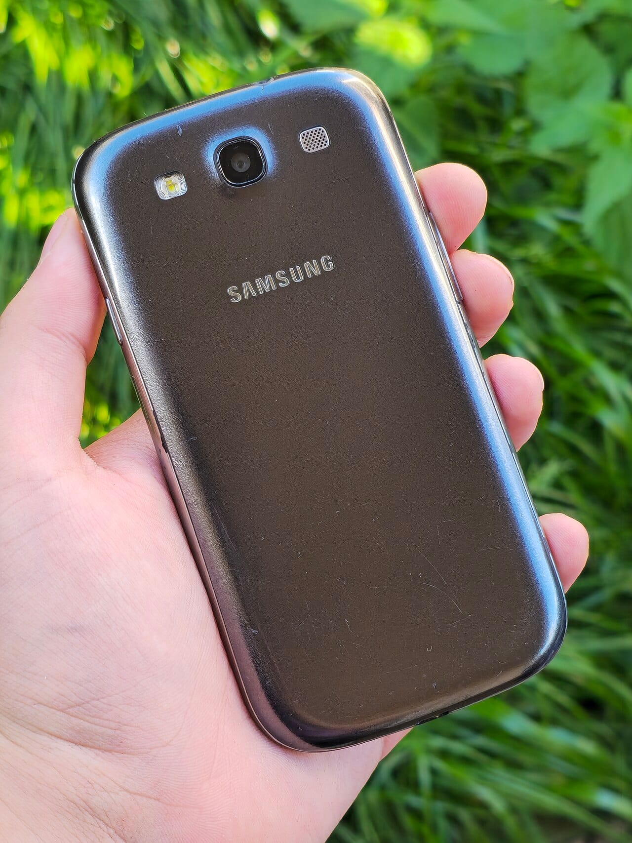 Smartphone Samsung Galaxy sendo segurado na mão